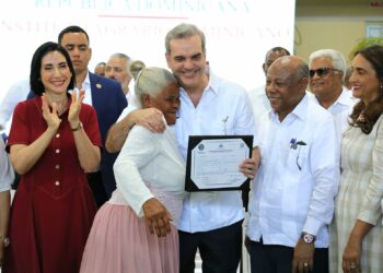 Abinader entrega 719 títulos de propiedad en Azua