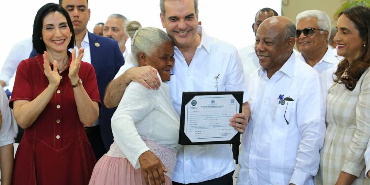 Abinader entrega 719 títulos de propiedad en Azua