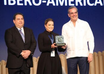 Abinader entrega Premio Iberoamericano de la Calidad al Hospital Hugo Mendoza en Cumbre de Jefes de Estado