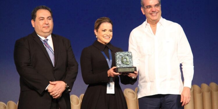 Abinader entrega Premio Iberoamericano de la Calidad al Hospital Hugo Mendoza en Cumbre de Jefes de Estado