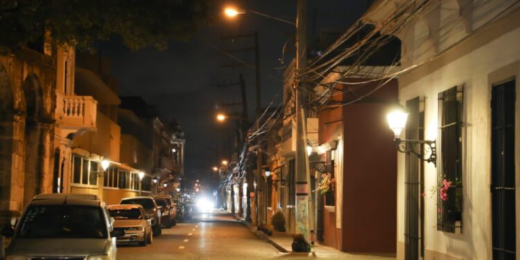 Edeeste realiza operativo para mejorar servicio eléctrico en la Zona Colonial