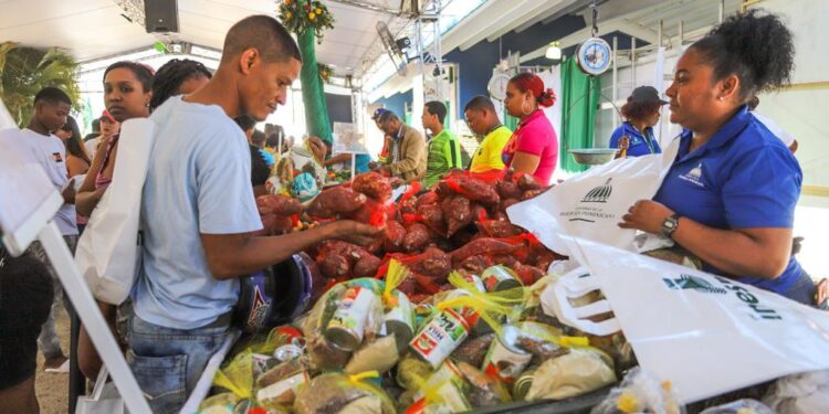 Inespre baja a 300 combos habichuelas con dulce en Feria Agropecuaria