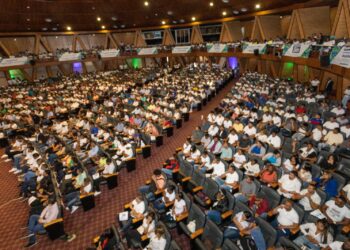 David Ortiz, Jhoel López, Luinny Corporán y Katherine Motyka dictan conferencia a casi 2,000 jóvenes