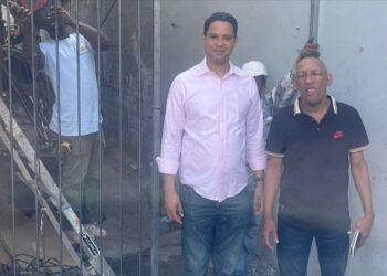 Amador Figaris entrega puertas metálicas en comunidad de Cristo Rey para reforzar seguridad