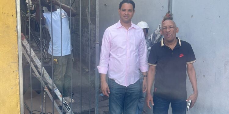 Amador Figaris entrega puertas metálicas en comunidad de Cristo Rey para reforzar seguridad