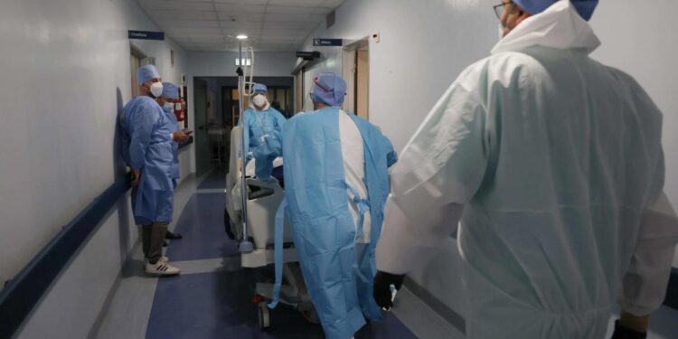 OMS califica de "crisis" las malas condiciones laborales de sanitarios