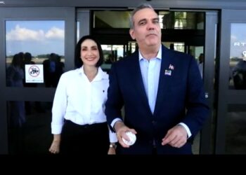 Abinader arriba a Miami para realizar lanzamiento de primera bola en Clásico Mundial de Béisbol