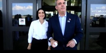 Abinader arriba a Miami para realizar lanzamiento de primera bola en Clásico Mundial de Béisbol