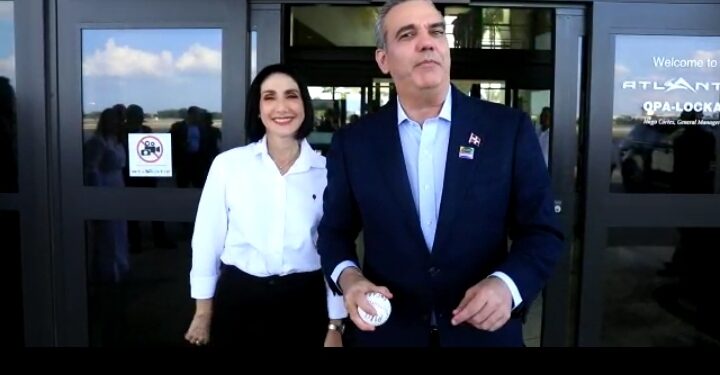 Abinader arriba a Miami para realizar lanzamiento de primera bola en Clásico Mundial de Béisbol