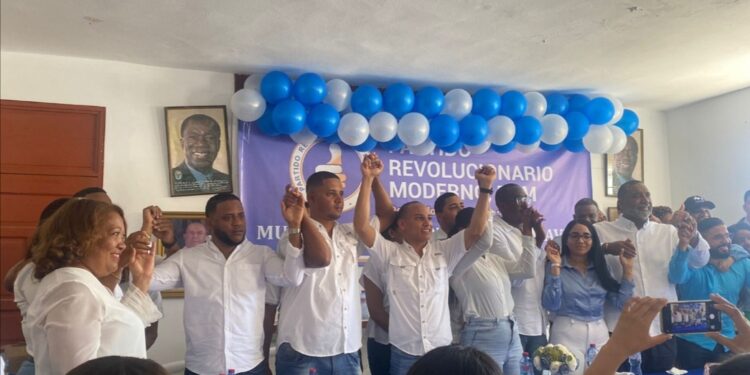 JRM juramenta nueva directiva en Nizao y anticipa aplastante victoria de Abinader