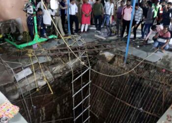 Suben a 35 los muertos al hundirse el suelo de un templo en la India