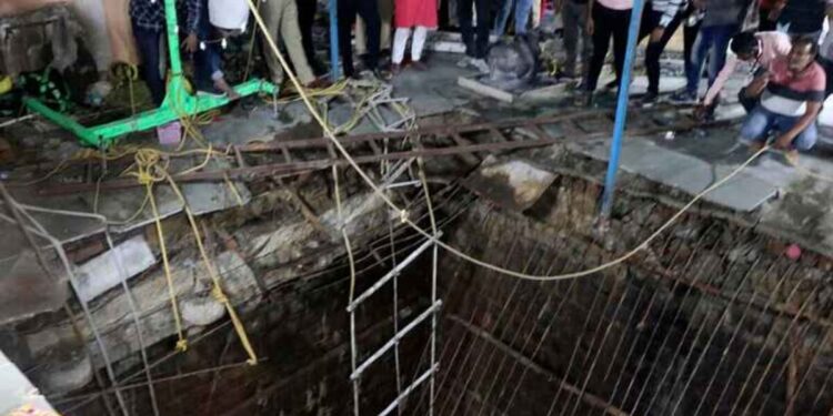 Suben a 35 los muertos al hundirse el suelo de un templo en la India