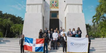 Dominicana de Seguros deposita ofrenda floral en conmemoración al Mes de la Patria