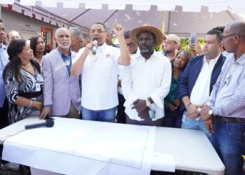 Director de Titulación garantiza títulos a residentes del El Almirante, SDE