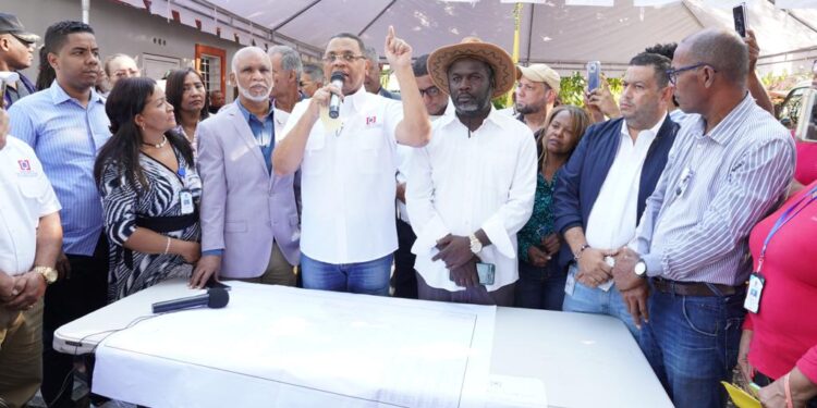 Director de Titulación garantiza títulos a residentes del El Almirante, SDE