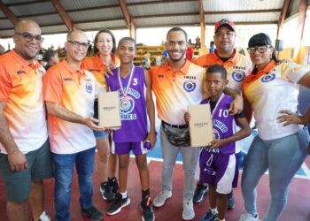 Asociación Los Mina Por Siempre reconoce ex baloncestistas y contribuye al deporte con donaciones de utensilios deportivos