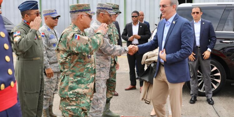 Abinader sale a Ecuador para participar en VI Reunión de la Alianza para el Desarrollo en Democracia