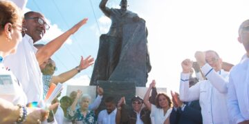 Alcalde Manuel Jiménez inaugura estatua monumental en honor Peña Gómez