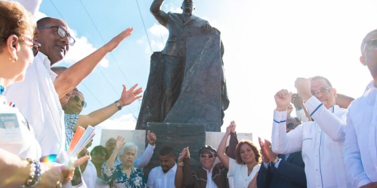 Alcalde Manuel Jiménez inaugura estatua monumental en honor Peña Gómez