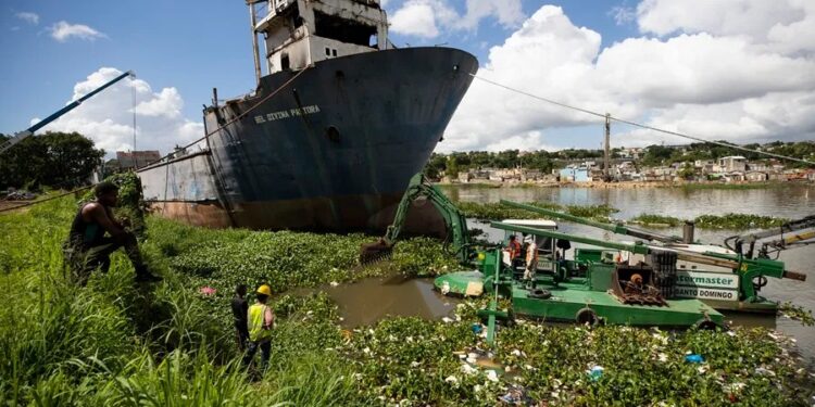 Medio Ambiente localiza nueve barcos hundidos en los ríos Ozama e Isabela