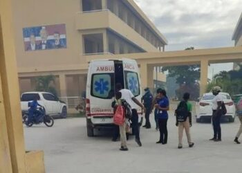 Movilizan estudiantes a un centro de salud por afecciones respiratorias tras conato de incendio