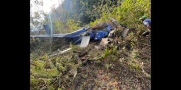 Una persona muere al precipitarse un helicóptero
