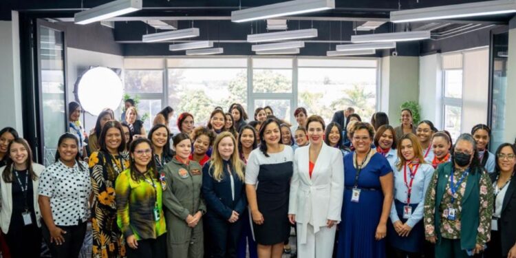 Arajet conmemora Día Internacional de la Mujer con las líderes aviación RD