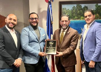 TuCasaRD agradece apoyo del cónsul general de RD con un reconocimiento