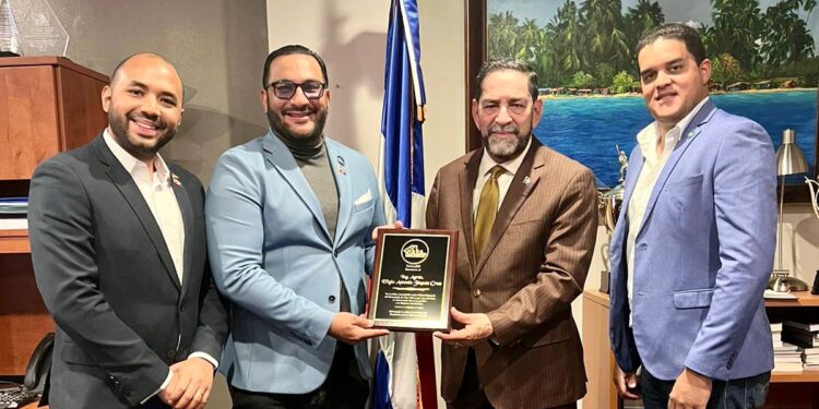 TuCasaRD agradece apoyo del cónsul general de RD con un reconocimiento