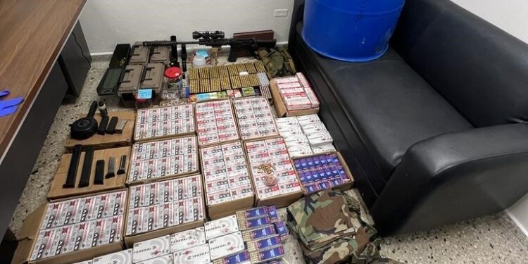 PN ocupa fusil, más de 13,700 municiones y pertrechos militares dentro de tanque enviado desde EE.UU.