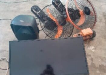 Policía apresa dos hombres por robo dentro de una vivienda y recupera efectos electrónicos sustraídos