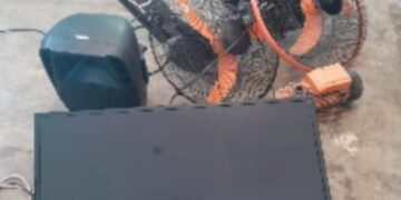 Policía apresa dos hombres por robo dentro de una vivienda y recupera efectos electrónicos sustraídos