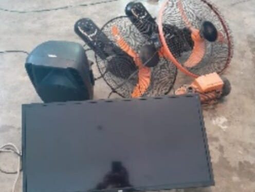 Policía apresa dos hombres por robo dentro de una vivienda y recupera efectos electrónicos sustraídos