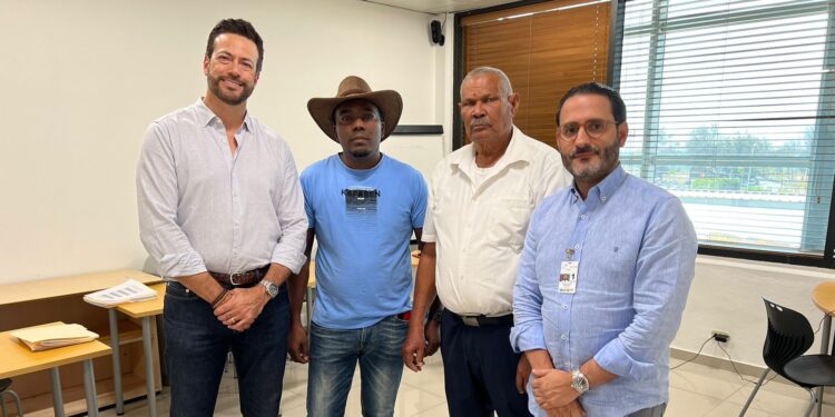 AERODOM y APS firman acuerdo con maleteros que prestan servicios en AILA