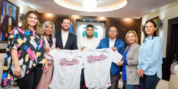 Alfredo Pacheco, junto a comisión de legisladores reciben al campeón mundial de la Copa Capcom IX