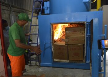 Aduanas incinera contrabando millonario de cigarrillos