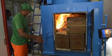 Aduanas incinera contrabando millonario de cigarrillos