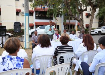 Autoridades del Ayuntamiento SDE juramentan directiva Junta de Vecinos Residencial Villa Progreso del Este 