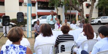 Autoridades del Ayuntamiento SDE juramentan directiva Junta de Vecinos Residencial Villa Progreso del Este 