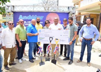 Alcalde José Andújar entrega RD$108 millones para la construcción de aceras y contenes