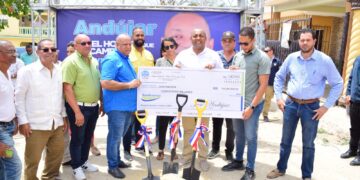 Alcalde José Andújar entrega RD$108 millones para la construcción de aceras y contenes