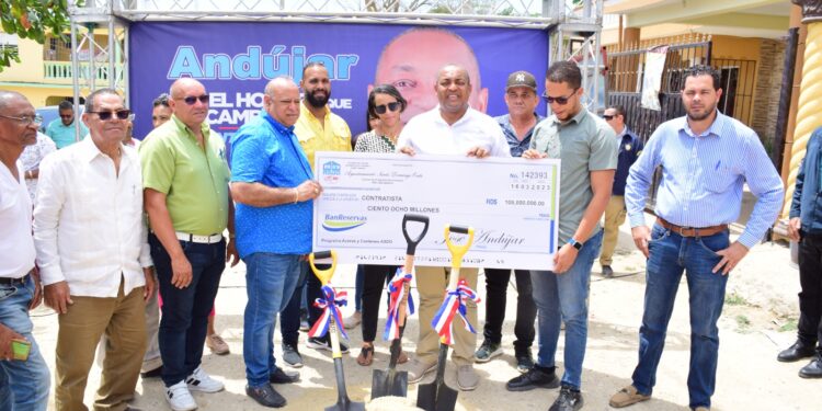 Alcalde José Andújar entrega RD$108 millones para la construcción de aceras y contenes