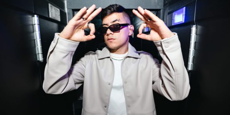El cantante urbano colombiano Crisaint se presenta con su tema “Trasnochao”