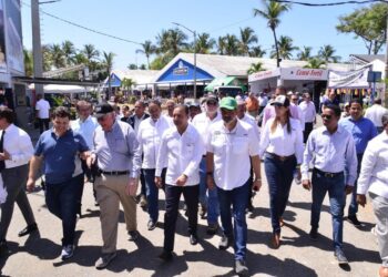 Abel Martínez recorre Feria Agropecuaria junto a directivos del Patronato Nacional de Ganaderos