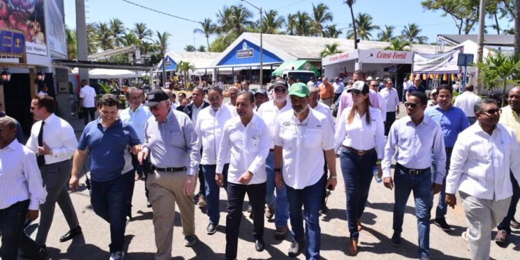 Abel Martínez recorre Feria Agropecuaria junto a directivos del Patronato Nacional de Ganaderos