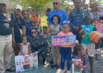 Asociación de Esposas de Oficiales de la Policía Nacional lleva alegría sonrisas a niños y niñas, hijos de agentes a nivel nacional