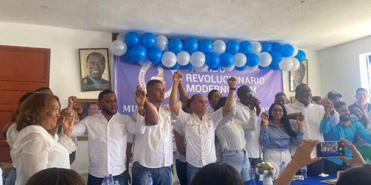 JRM juramenta nueva directiva en Nizao y anticipa aplastante victoria de Abinader