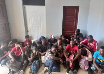 Apresan hombre que transportaba 23 haitianos ilegales