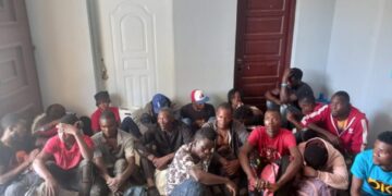 Apresan hombre que transportaba 23 haitianos ilegales