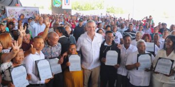 Presidente Abinader entrega 923 títulos de propiedad en Tamayo que benefician a más de 3,692 personas